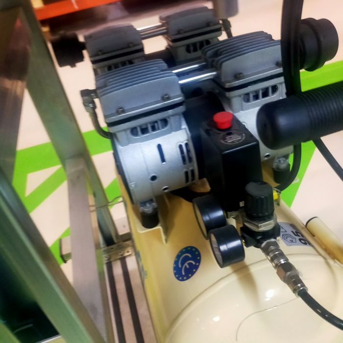 Máquina com tapete rolante