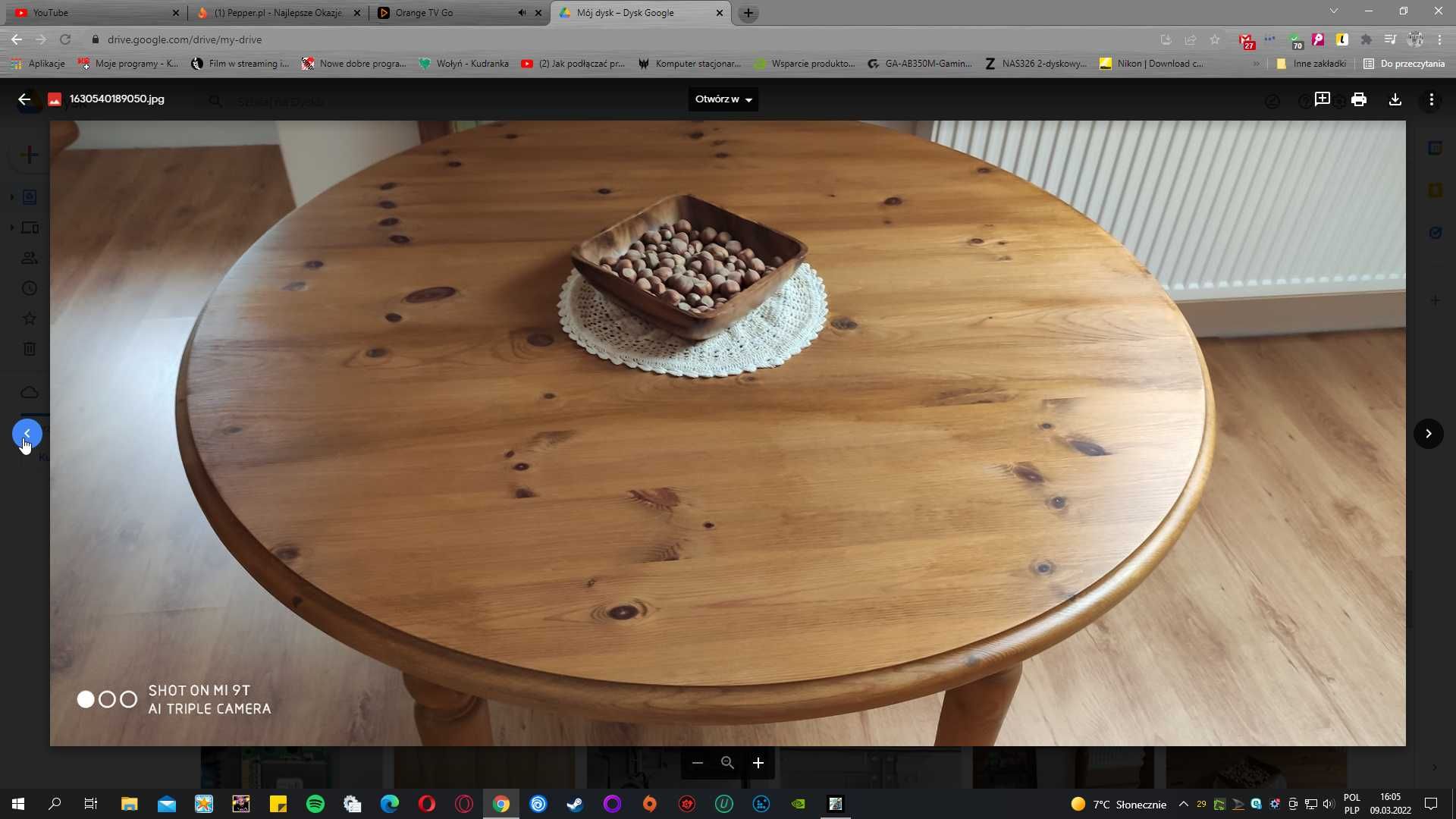 stół okrągły z drewna
