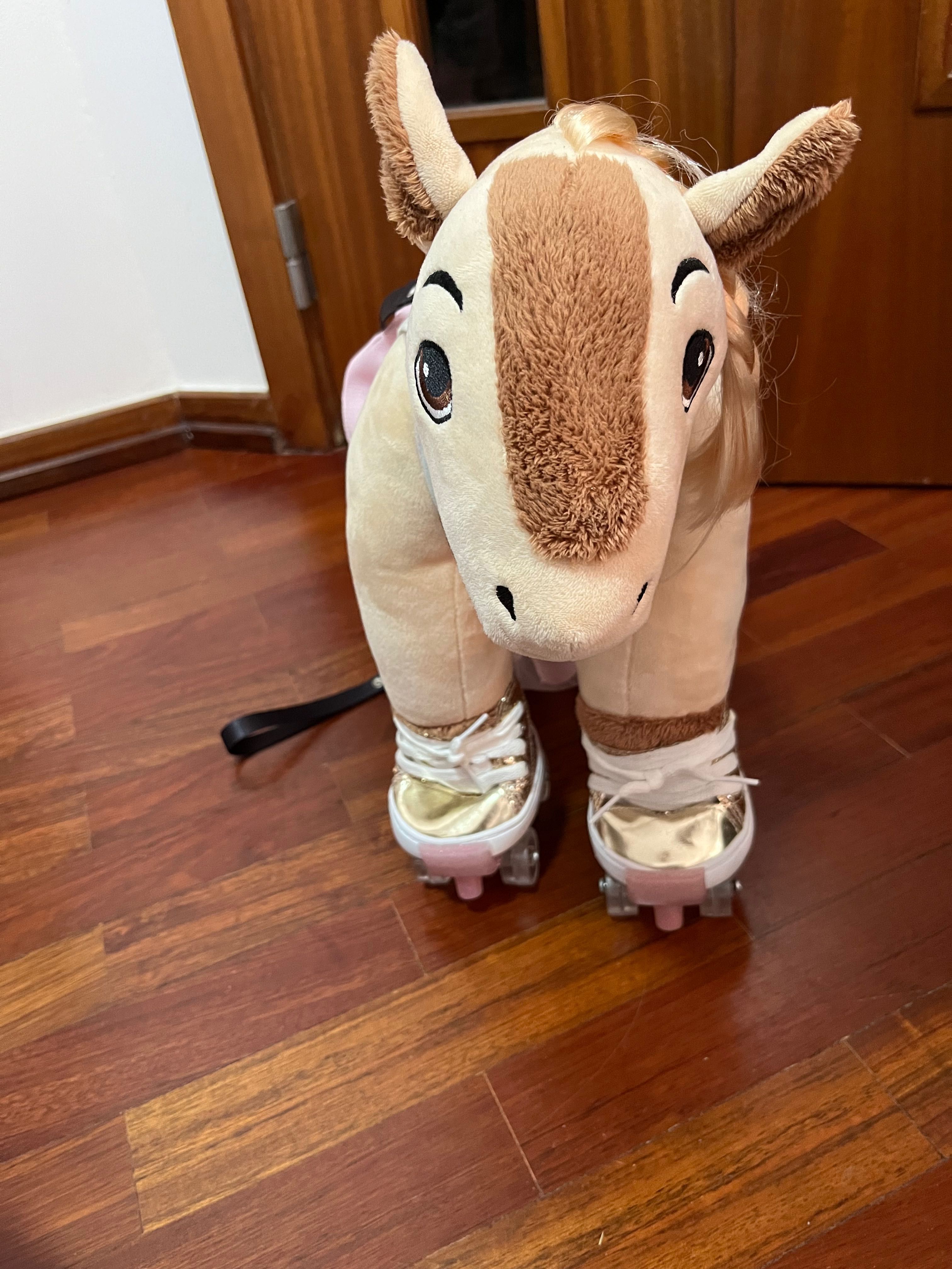 Cavalo de pelúcia / Peluche com patins e coleira da Criamigos