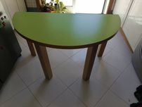 Mesa de madeira no formato de  Meia Lua