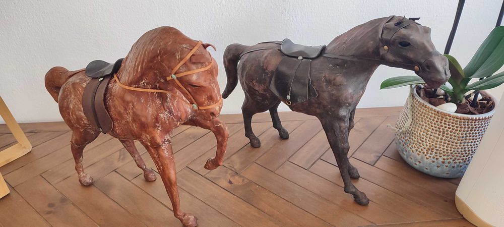 Escultura de figura de cavalo vintage em couro