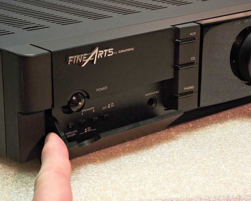 Amplificador Grundig para arranjar.
