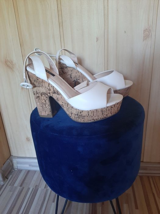 Sandały białe Vices korek