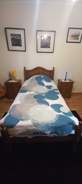 Cama de solteiro, madeira e colchão