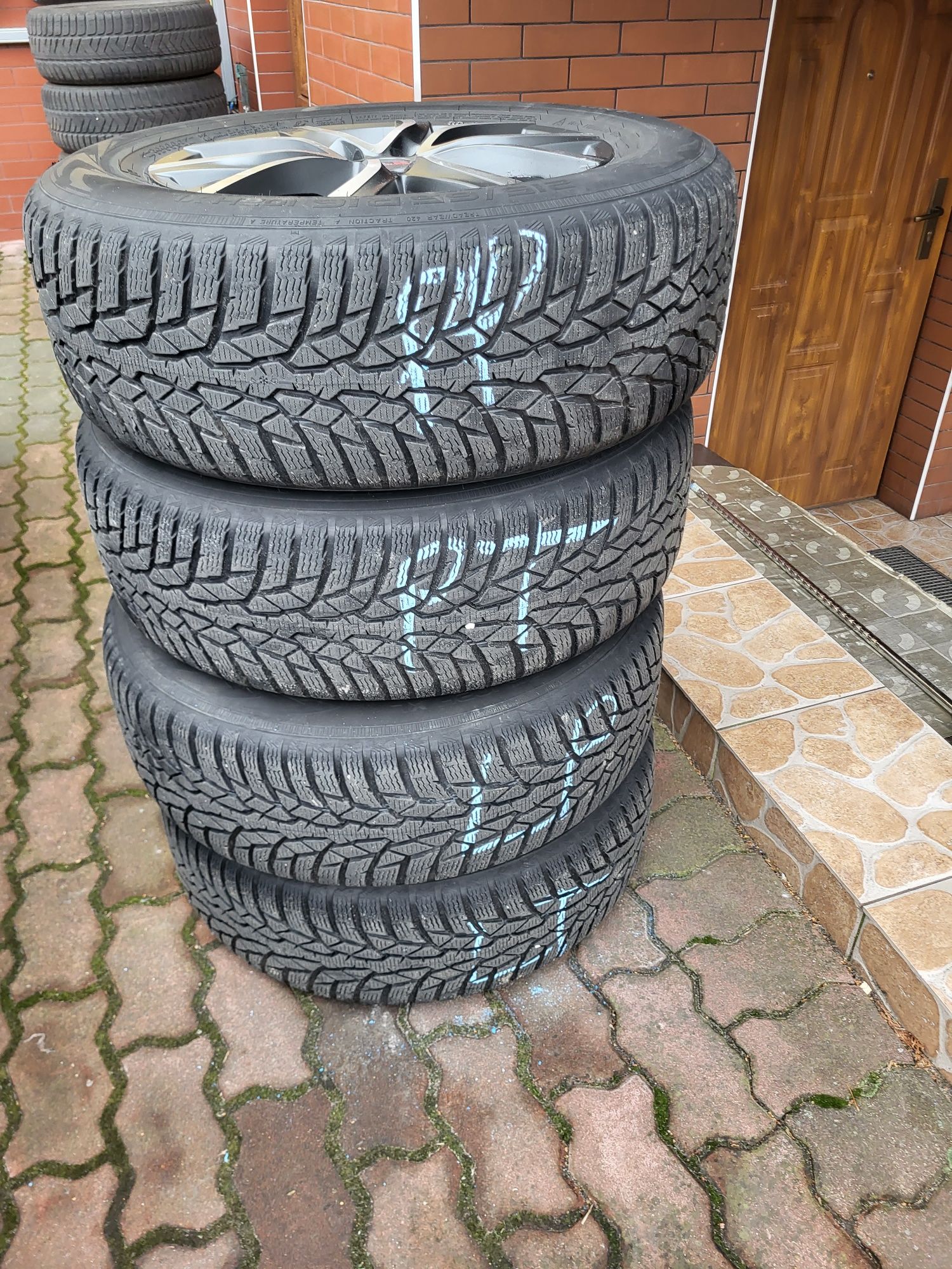 Alufelgi 16 ET 39 5x105 z oponami zimowymi Nokian 215/65 R 16