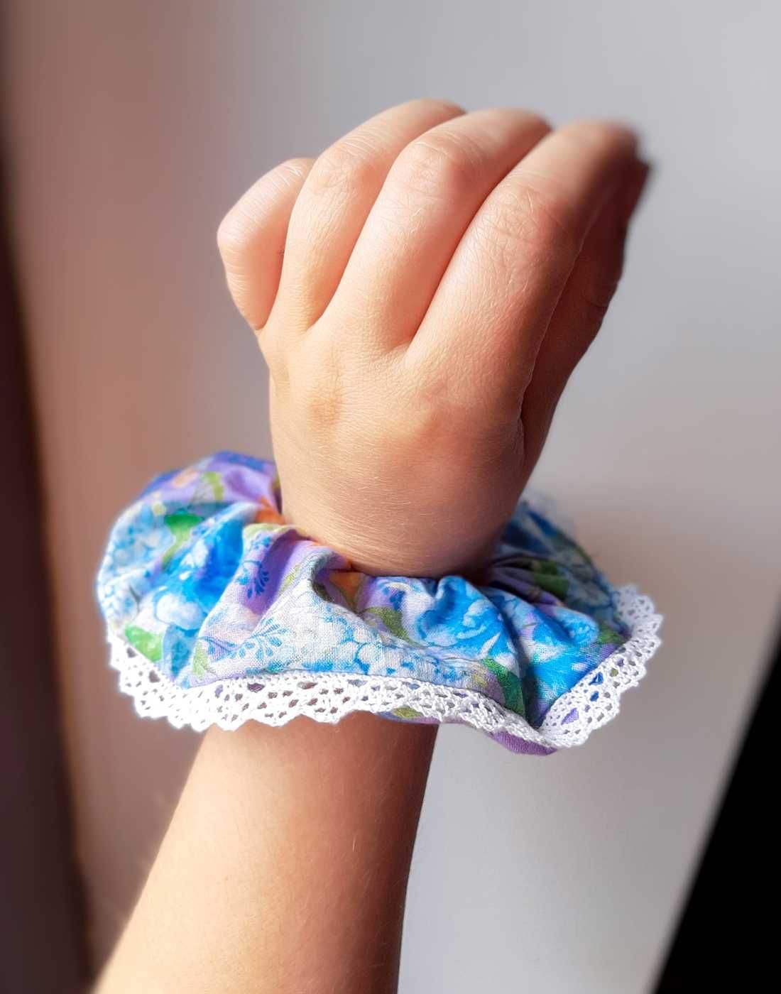 Scrunchie Barwinek Vintage – Liliowe Zimorodki na łące – Biała koronka