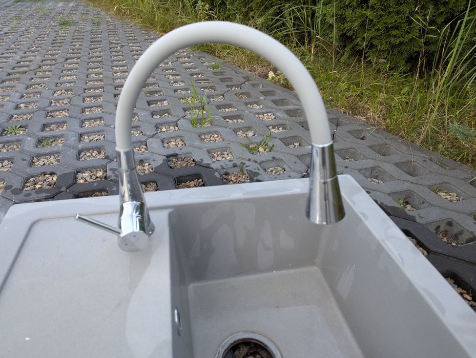 Zlew z baterią szary