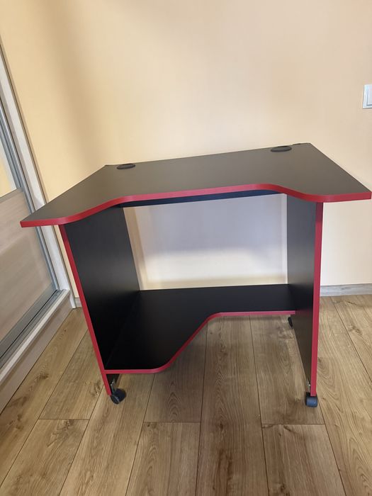 Компʼютерний стіл