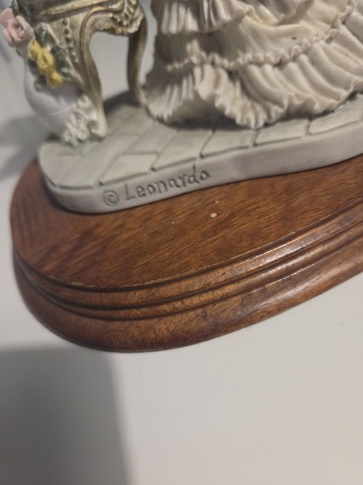 Piękna kolekcjonerska figurka damy w kapeluszu Leonardo