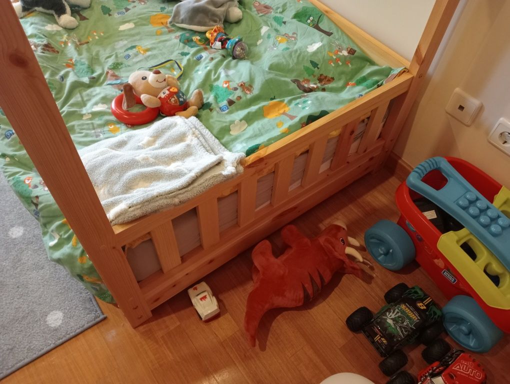 Cama Montessori homa com sensivelmente um ano de uso