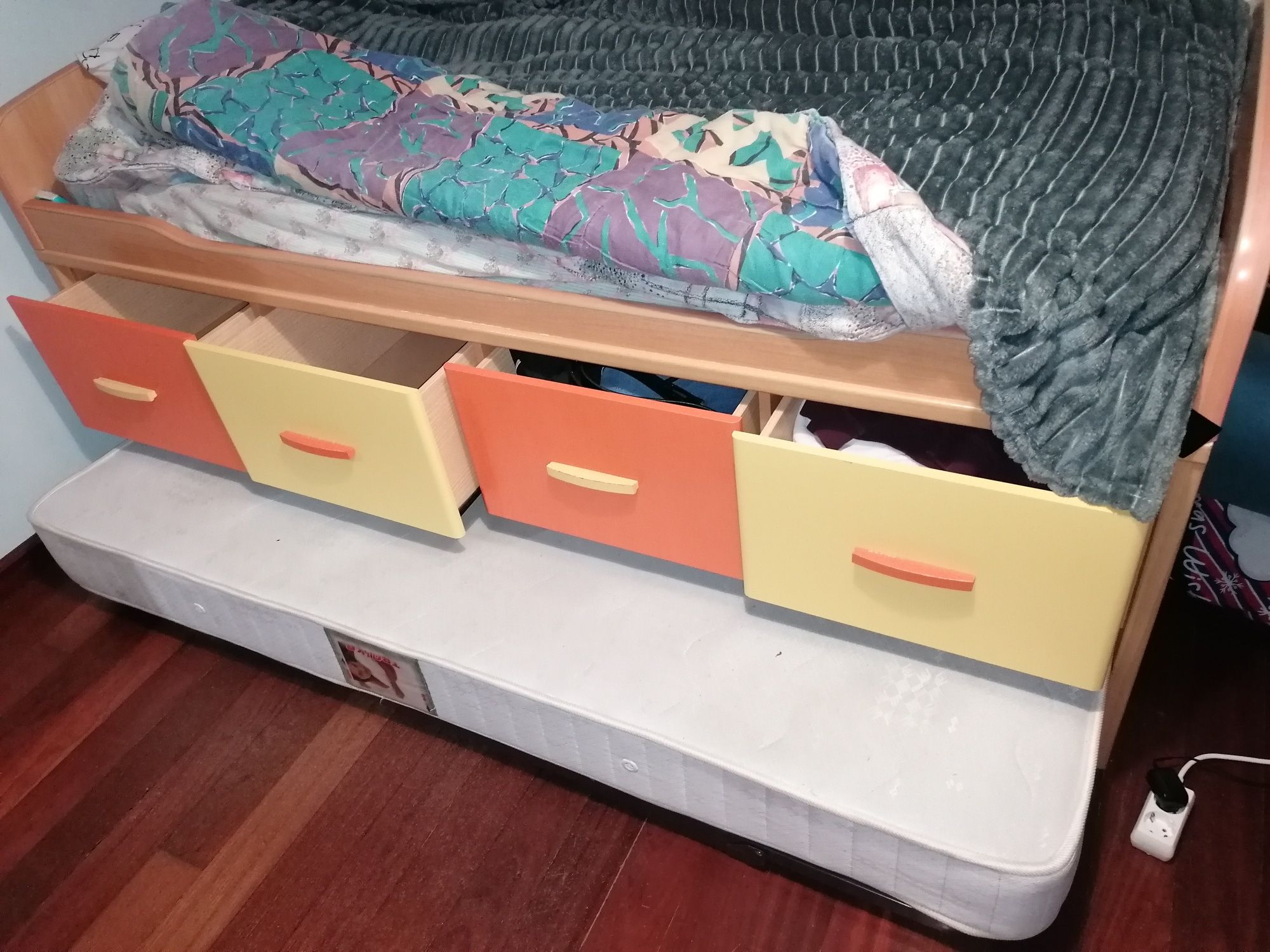 Cama dupla de solteiro com gavetas de arrumação