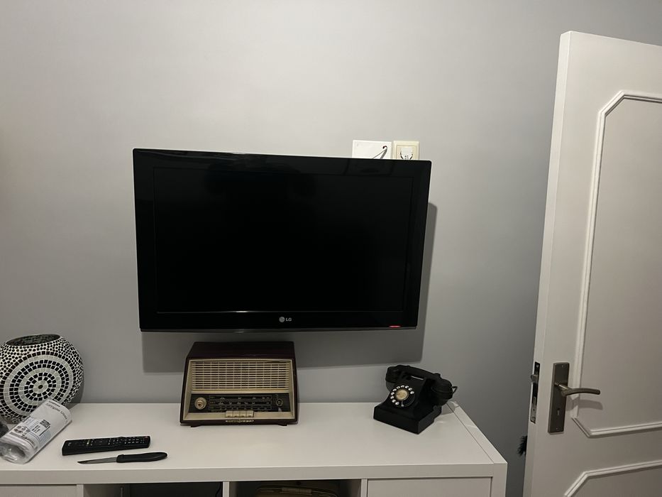 Tv com suporte de parede