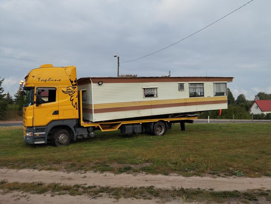 Transport maszyn rolniczych oraz budowlanych słomy i siana nisko podwo