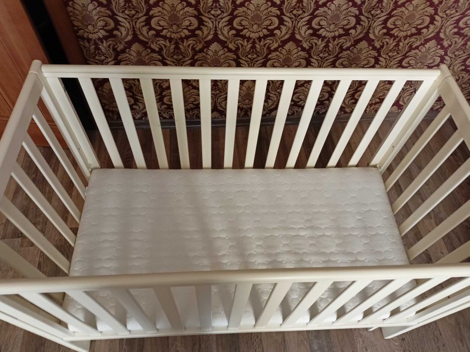 Дитяче ліжечко в гарному стані