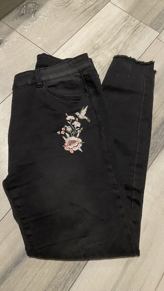 Spodnie jeansy damskie czarne 38/M kwiatki