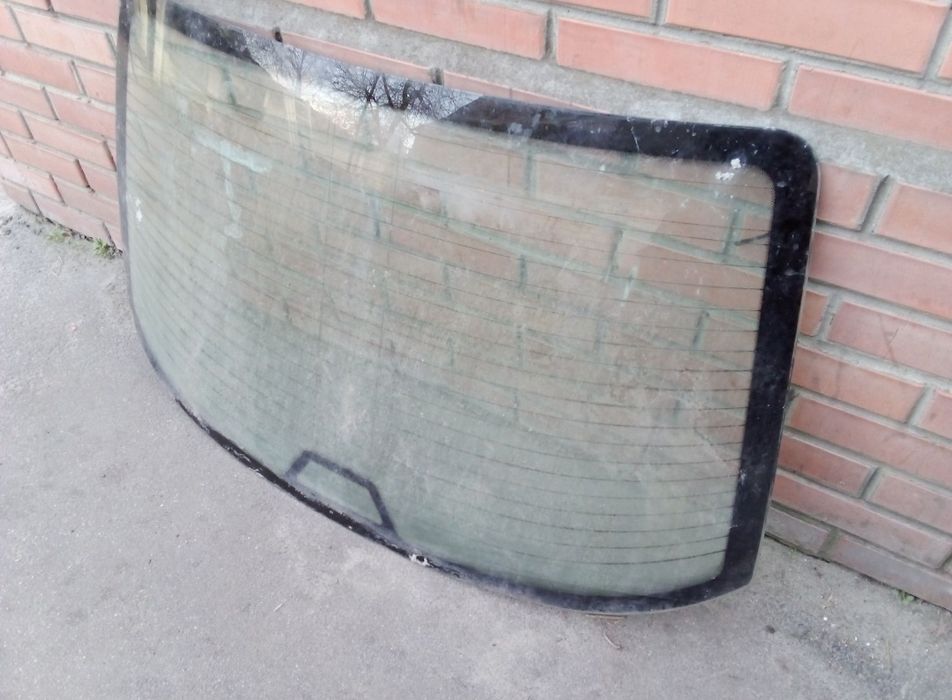 Продам заднее стекло BMW E-36 Compact