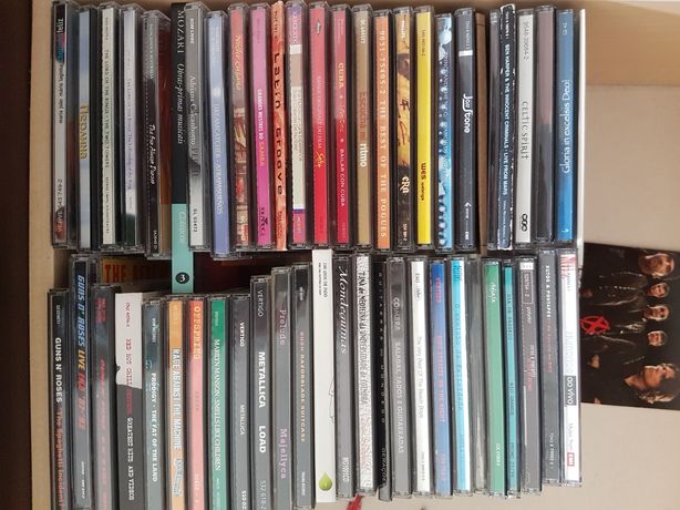 Mais de 50 CDs de música variada
