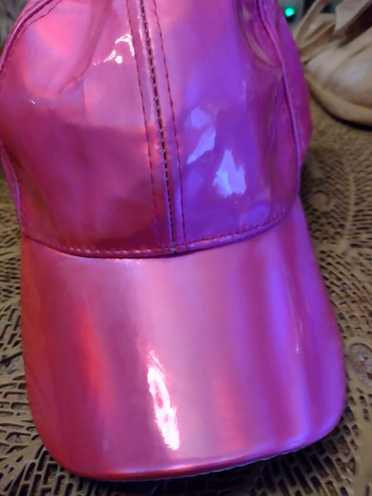 Czapka z daszkiem róż holograficzna