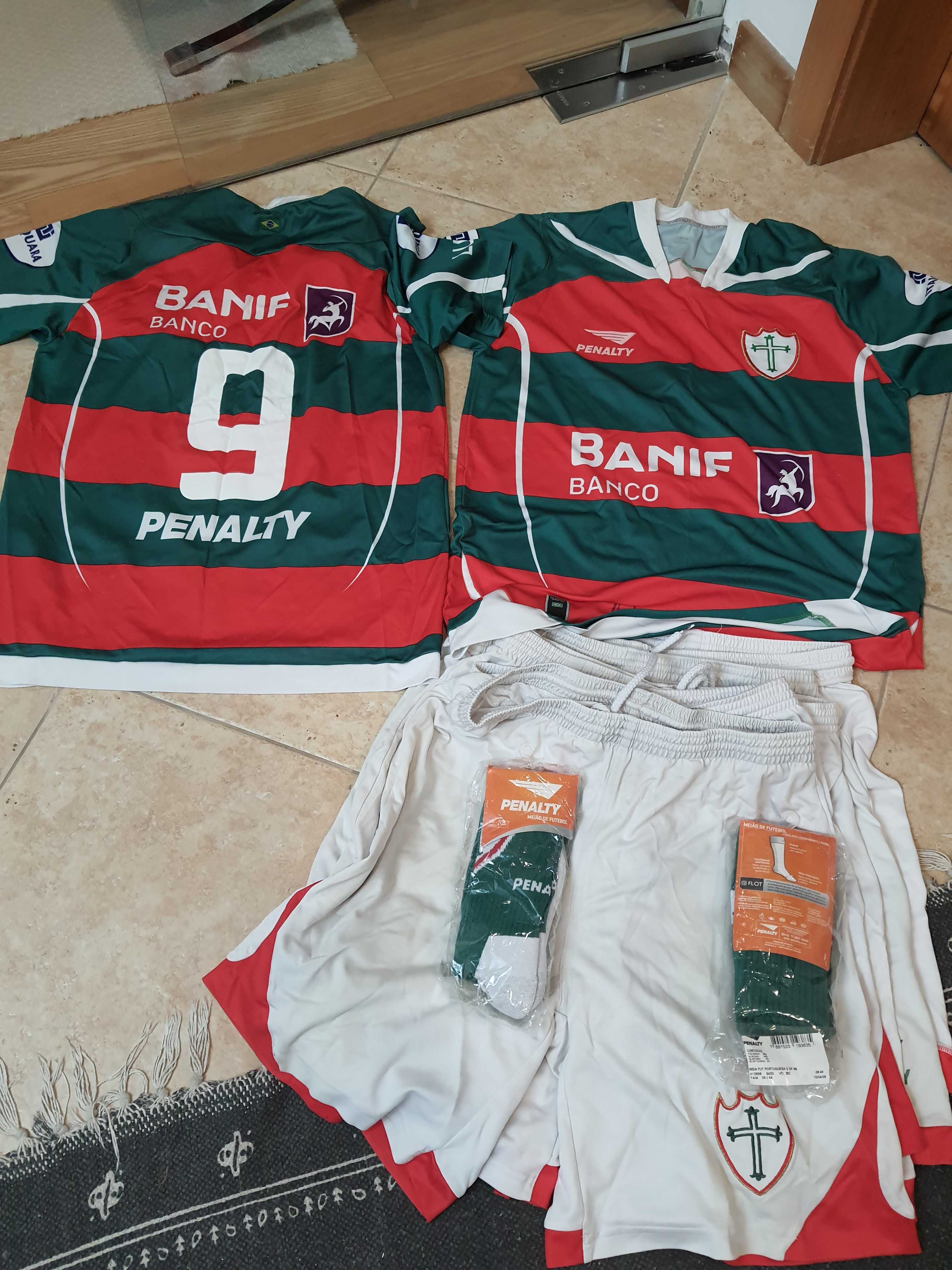 uniforme da equipa de  futebol do clube portuguesa de desportos