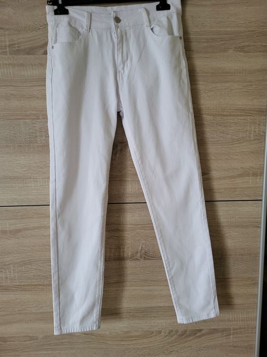 Klasyczne białe jeansy