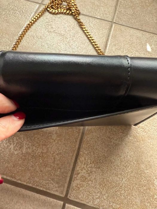 clutch transversal Balenciaga em formato de ampulheta