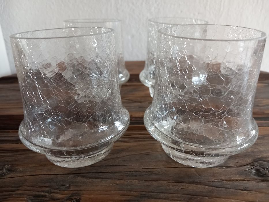 Szklanki z grubego szkła artystycznego typu Cracle Glass.