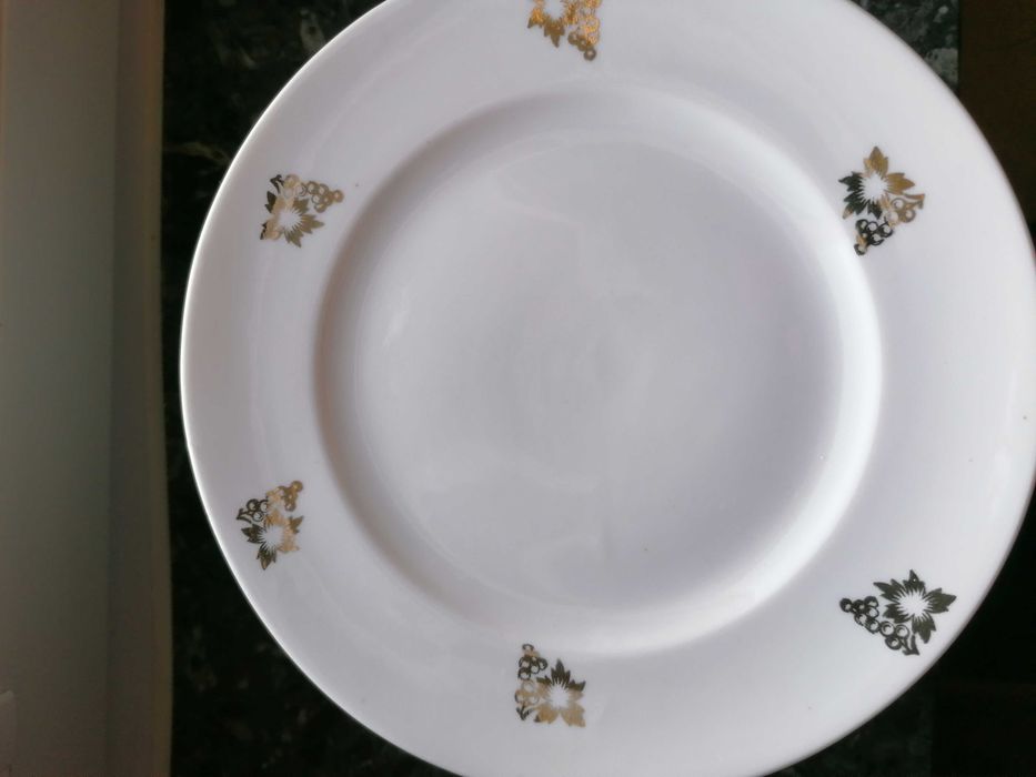 Talerzyki deserowe z Ćmielowa ze złotymi wzorkami, nieużywane