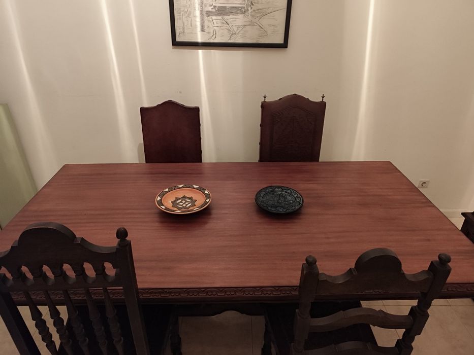 Mesa madeia de sala jantar e 4 cadeiras