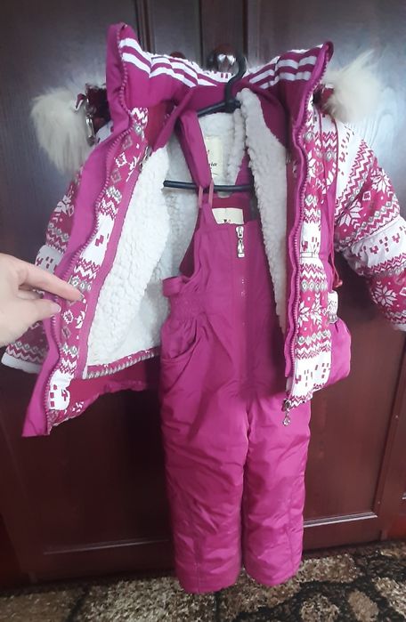 Продам зимовий комбінезон для дівчинки.