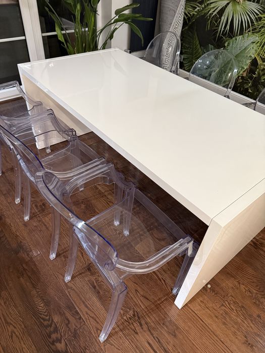 rozkładany stół z krzesłami