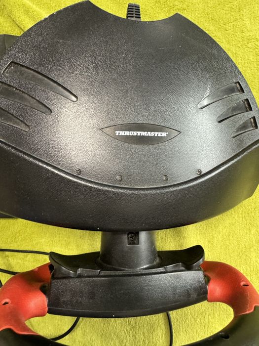 Игровой руль Thrustmaster с педалями