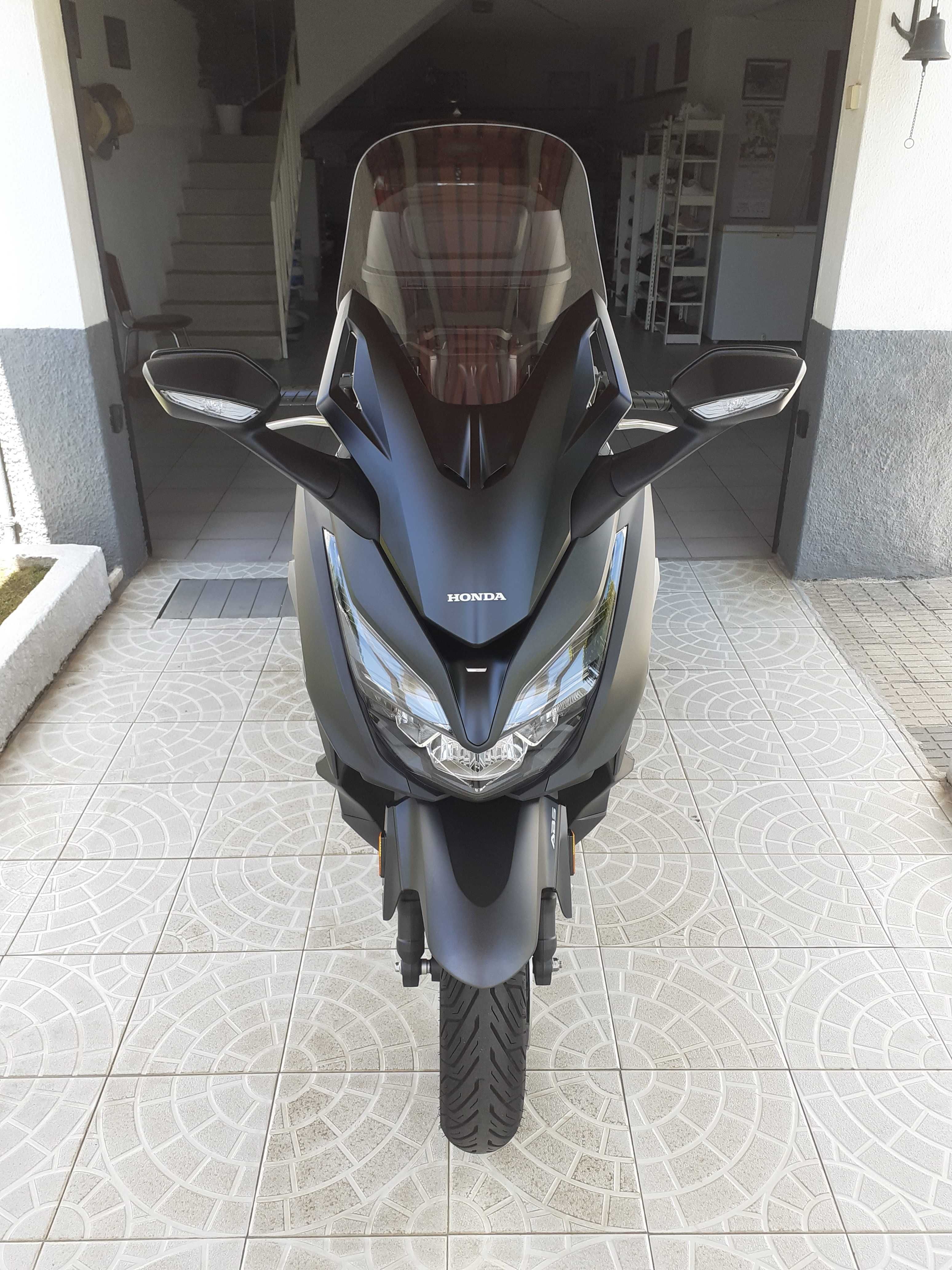 Vendo Honda Forza - 125cc, em estado irrepreensível, do ano de 2023 .