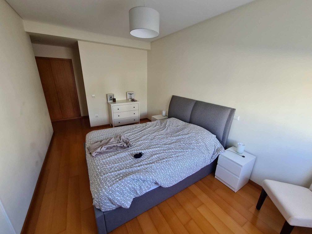 Cama com arrumação por baixo