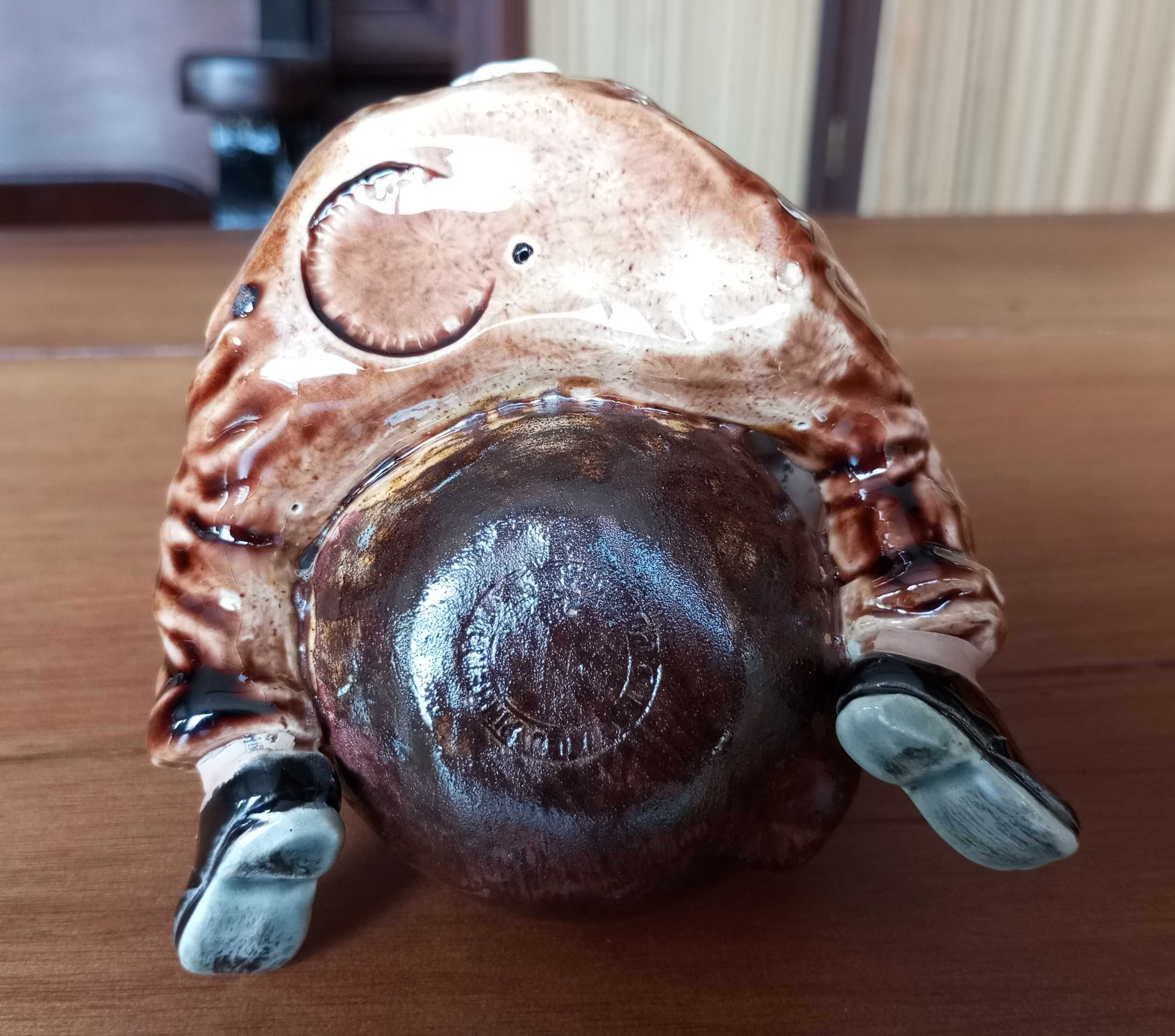 Escultura Zé Povinho preparando papas faiança Bordalo Pinheiro séc. XX