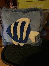 Ozdoba poduszka niebieska rybka handmade biel granat 40 x 40 cm
