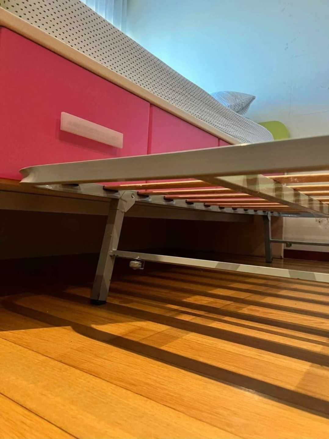 Cama dupla com colchões e 4 gavetões