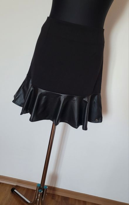 Nowa czarna spódnica damska rozkloszowana z falbankowym wykończeniem