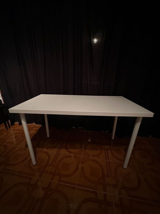 Mesa/secretaria branca - 100x60 cm / cadeiras pretas