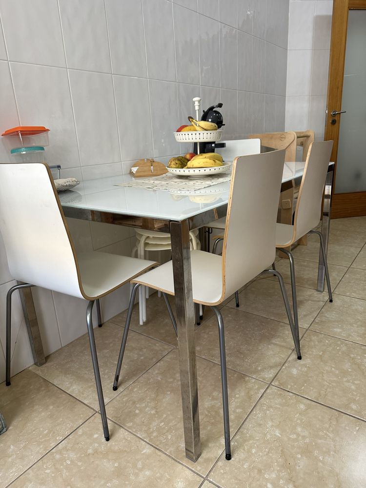 Vendo mesa TORSBY ikea cromado/brilh branco, 135x85 cm