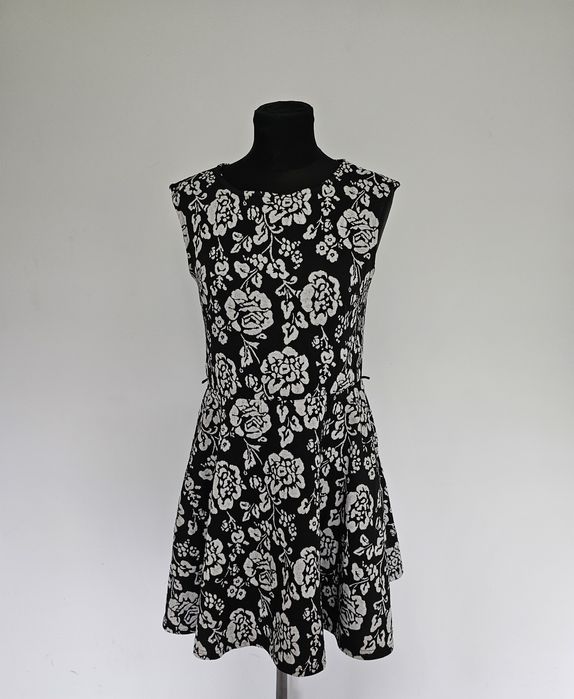 Gruba sukienka w kwiaty biało czarna rozkloszowana krótka do rajstop