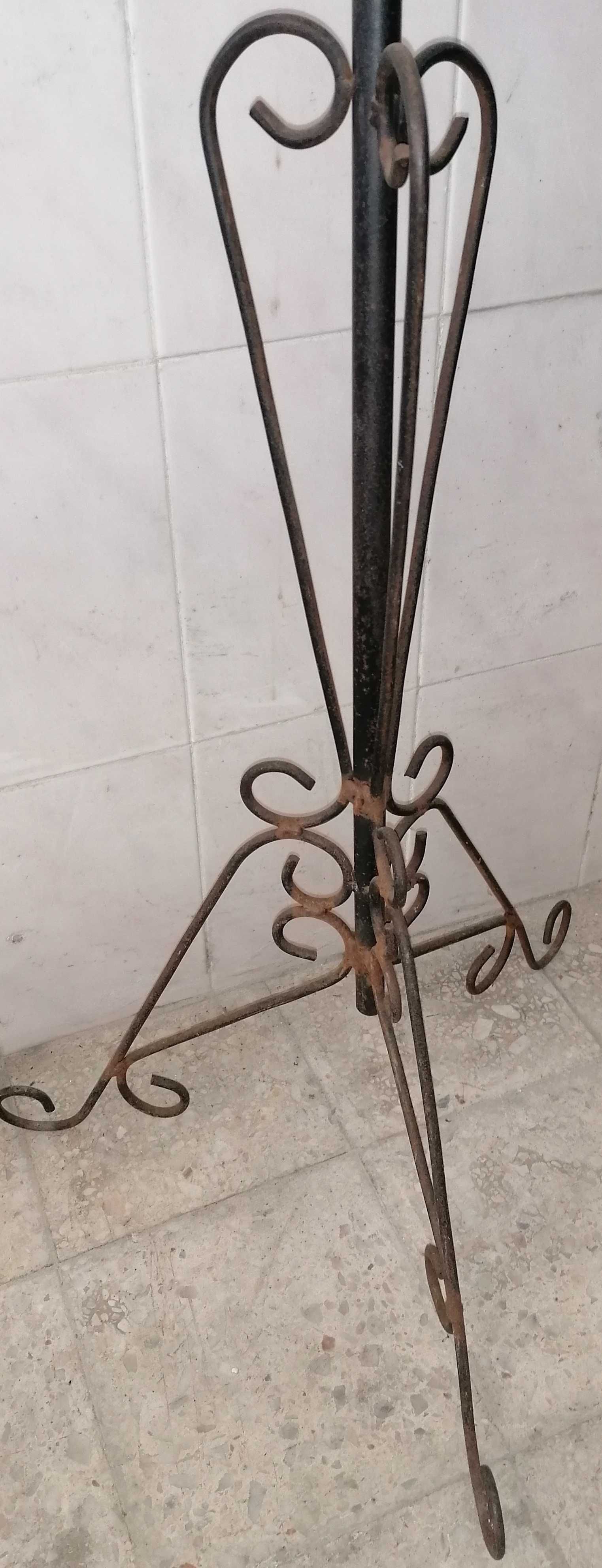 Bengaleiro alto em ferro decorado, por 30€