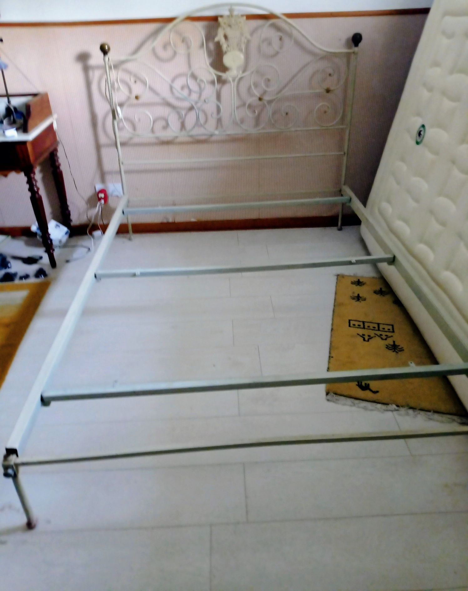 Cama de de casal de ferro, antiga