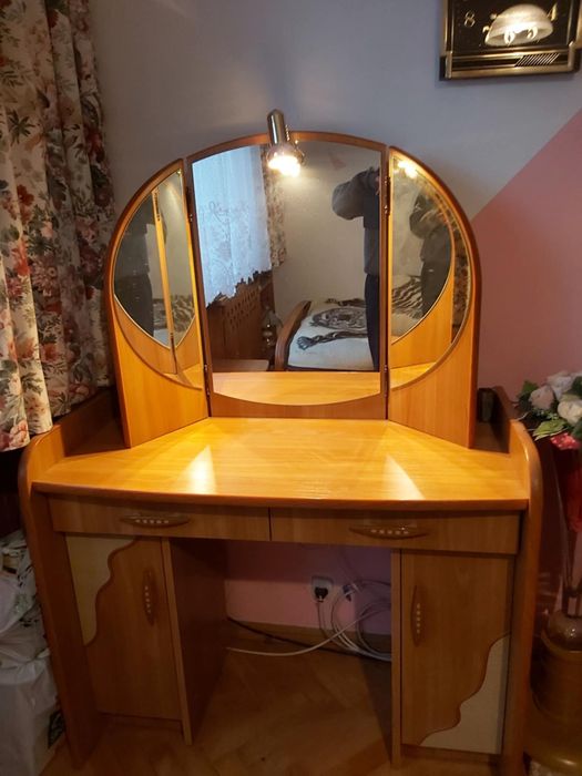 Toaletka z oświetleniem