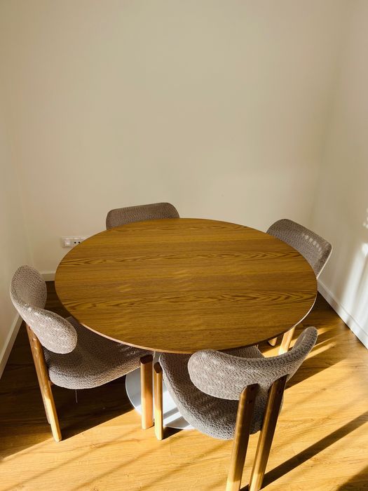 “Mesa de Jantar Redonda com 4 Cadeiras – Elegante e Moderna”