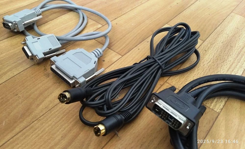Кабелі  LPT мама - COM мама - COM папа ( RS-232 ) , PS2-PS2 , DVI-DVI.