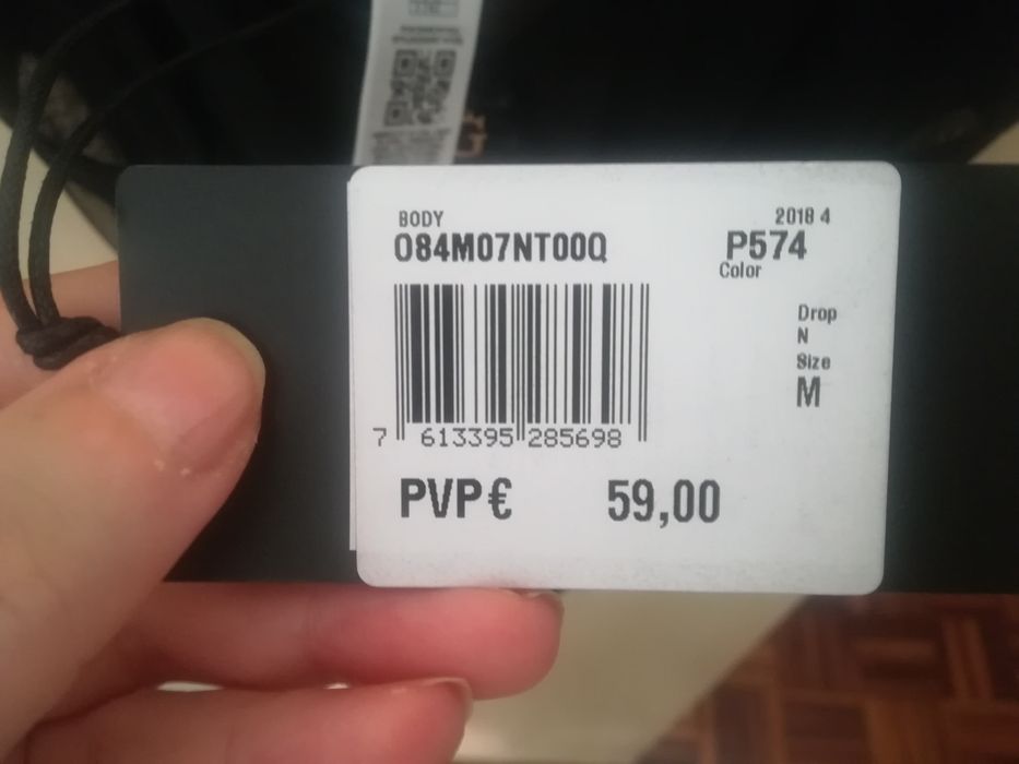 Lingerie: Body Guess preto com bordado de flores