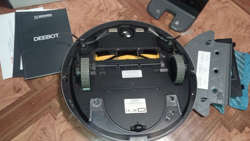 Продам робот пилосос Deebot Ozmo 900