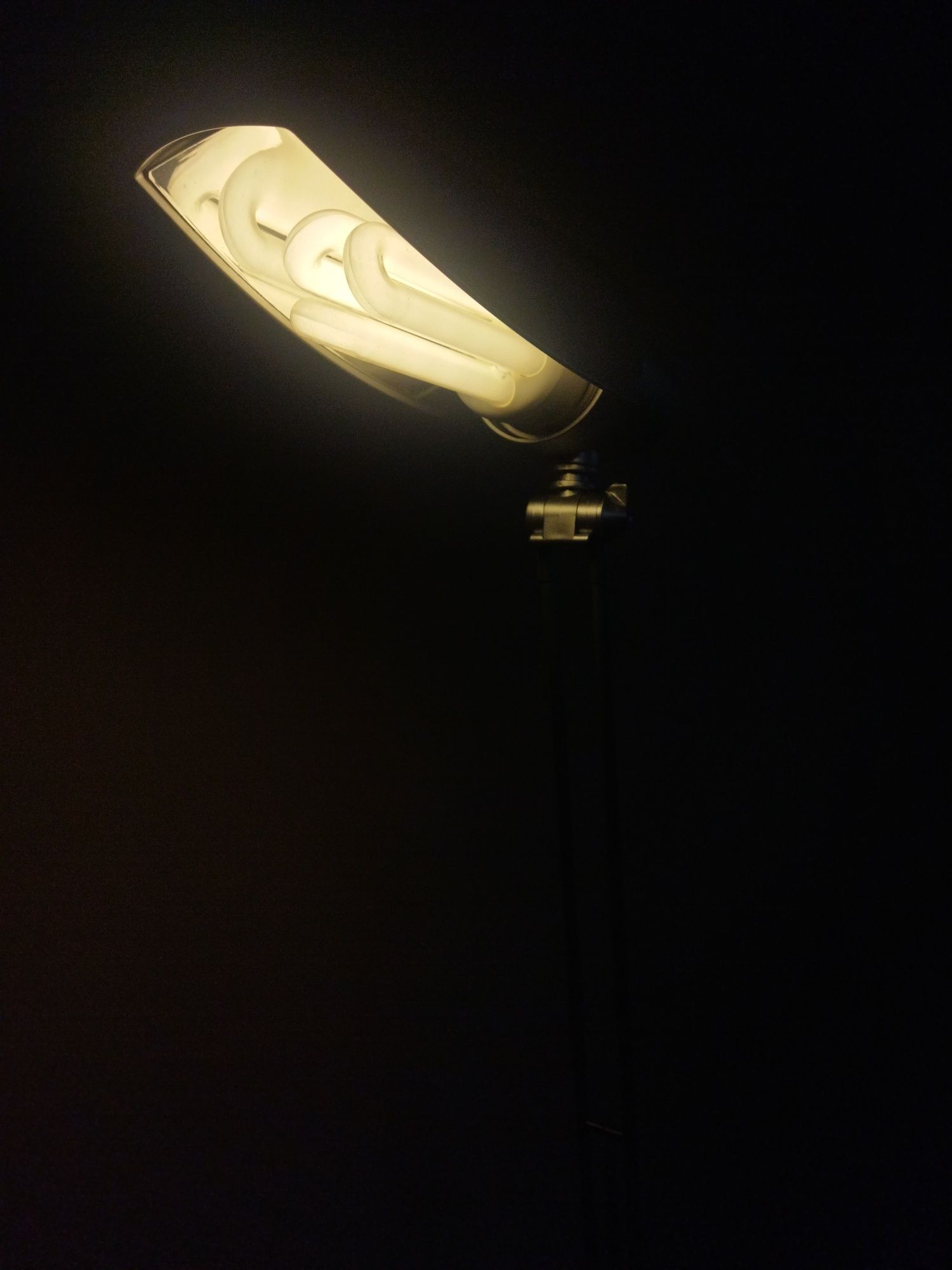 Lampa stojąca regulowana żuraw