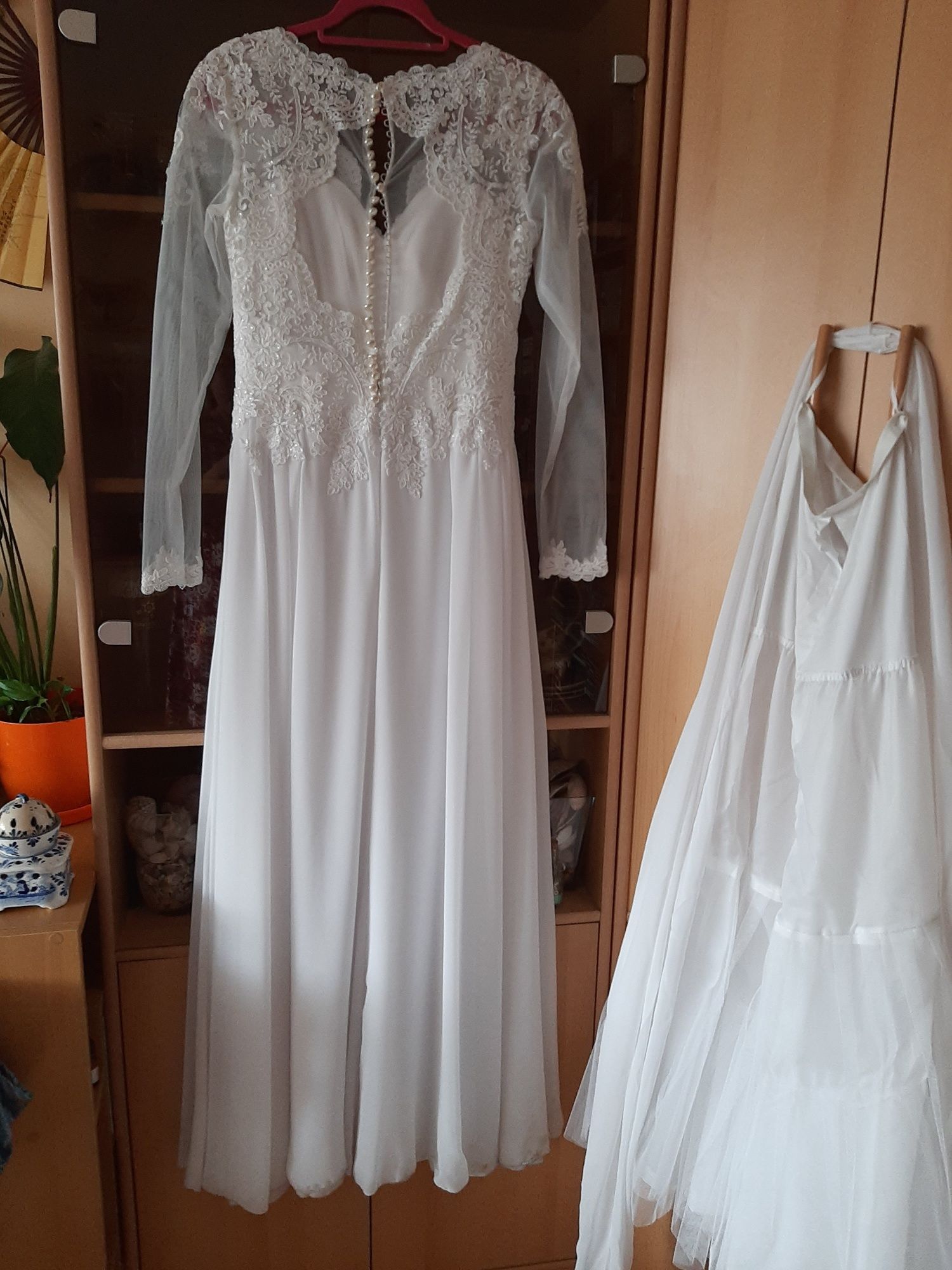 Suknia ślubna z usztywnianą halką