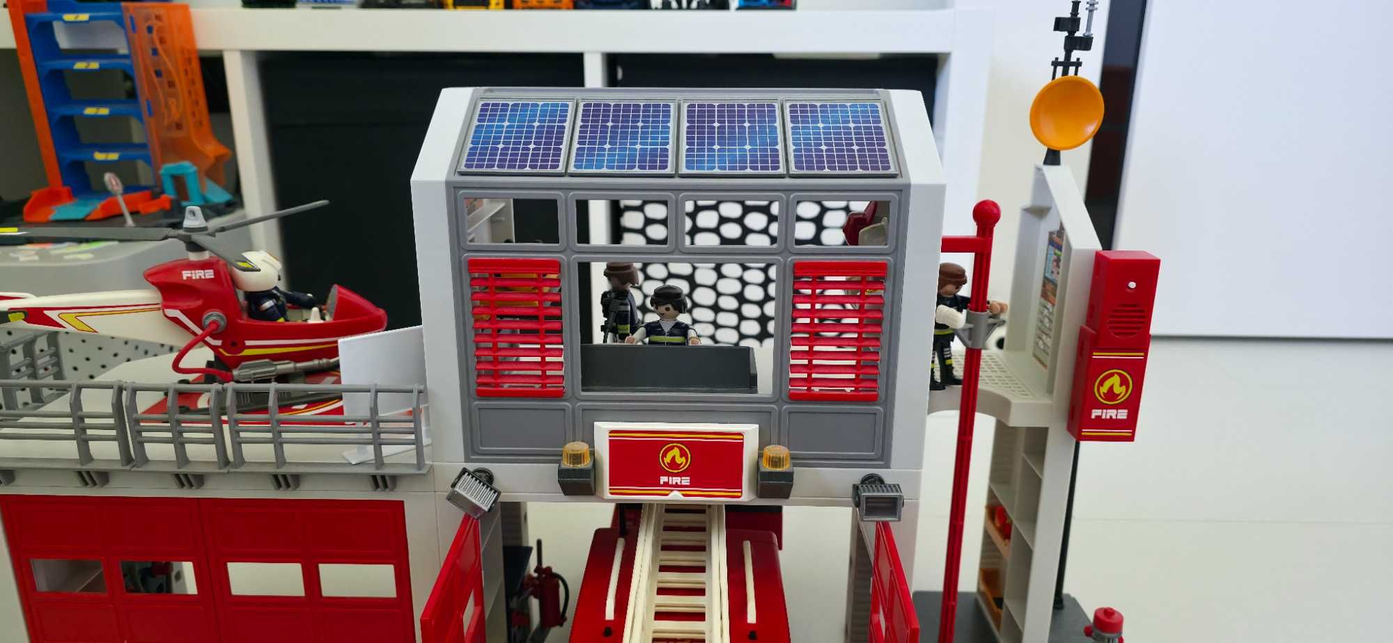 PLAYMOBIL CITY ACTION Duża Remiza Strażacka + Samochód Strażacki